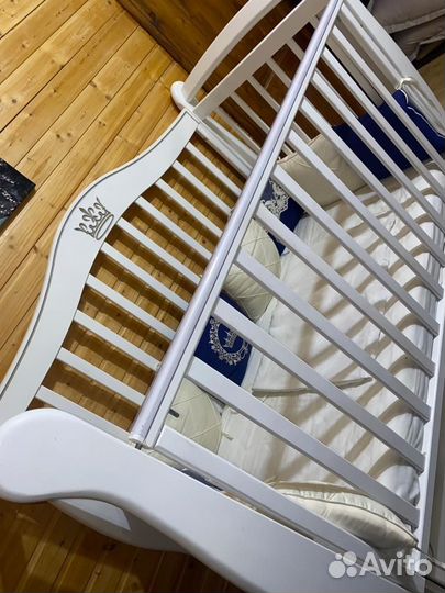 Детская кроватка и пеленальный комод