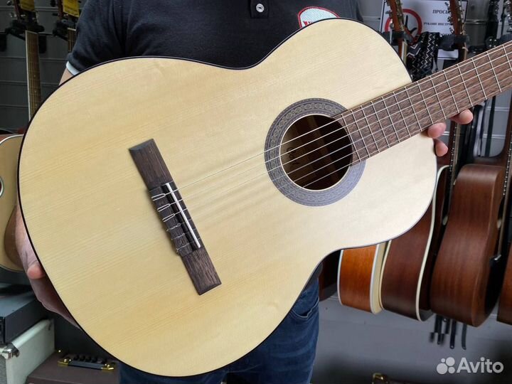 Классическая гитара Cort