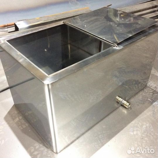 Пищевое оборудование:ёмкости,баки разделочные стол