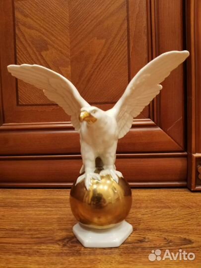 Статуэтка фарфоровая Орёл на шаре
