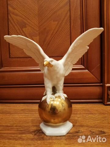 Статуэтка фарфоровая Орёл на шаре