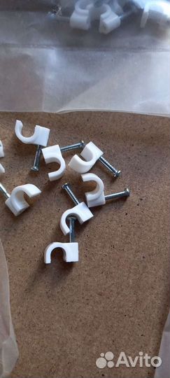 Скоба пластиковая d5