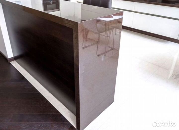 Барная стойка для приемной кварцевого агломерата