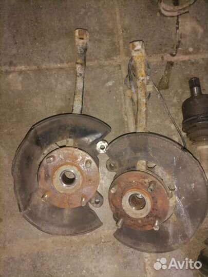 Передний поворотный кулак Rover 800