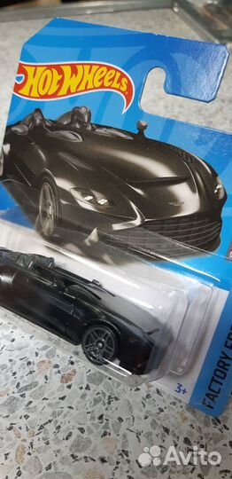 Модель Hot Wheels Aston Martin V12 Speedster