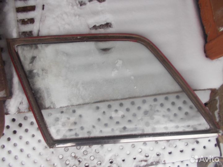 Стекло боковины левое на ваз 2104