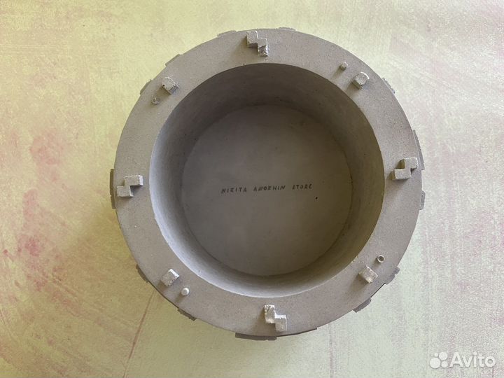 Бетонное кашпо в виде панельки