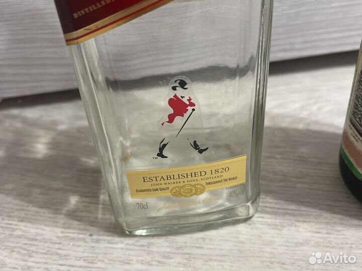 Пустая бутылка red label 0.7 и Remy Martin 350мл