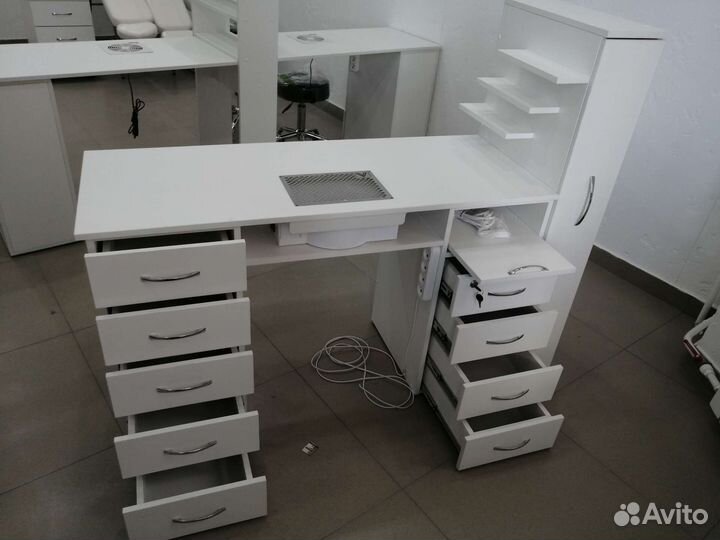 Маникюрный стол