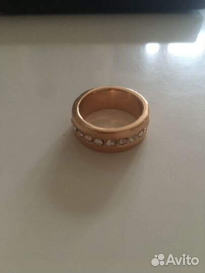 Кольцо новое со стразами