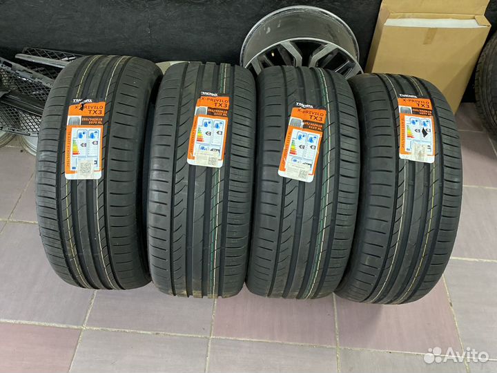 Tracmax X-Privilo TX3 285/45 R19 и 255/50 R19