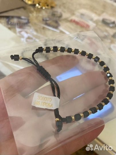 Золотые браслеты на нитках