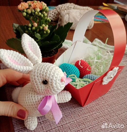 Пасхальный кролик с корзиночкой