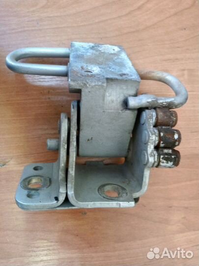 Петля двери нижняя передняя левая Volkswagen