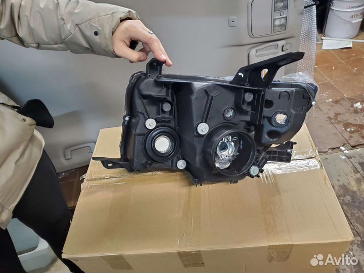 Фара правая под ксенон Паджеро 4