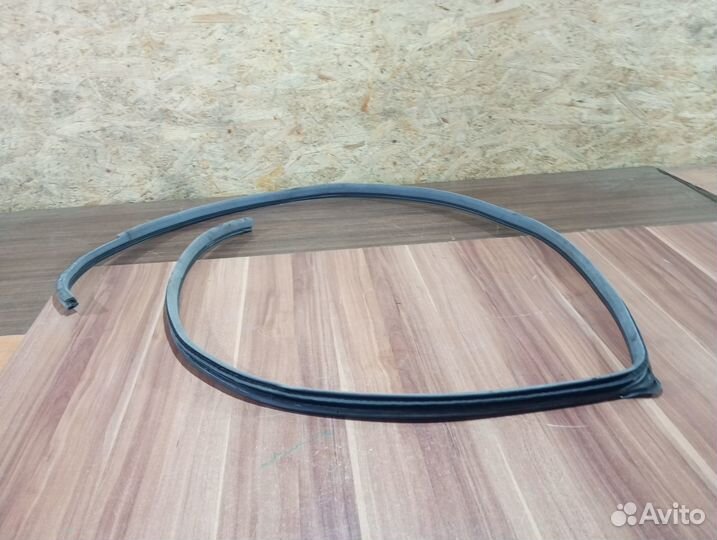 Уплотнитель проема правый передний серый Toyota la