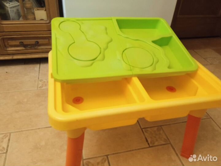 Детский стол для игр с водой и песком