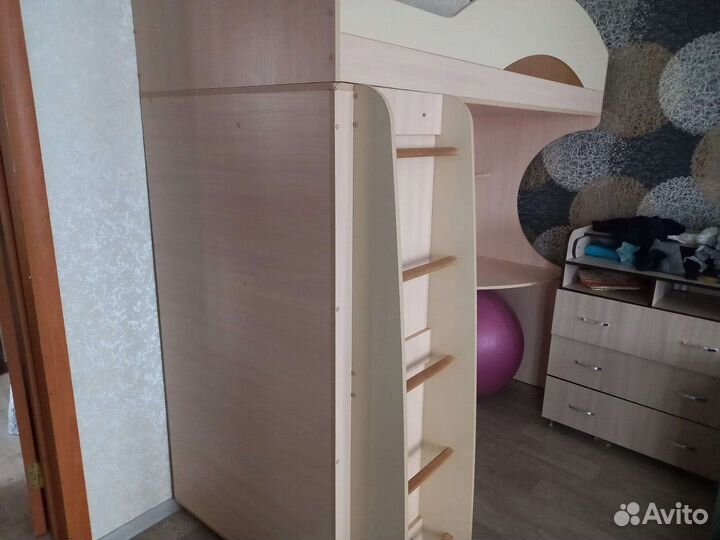 Детская кровать чердак со столом и шкафом