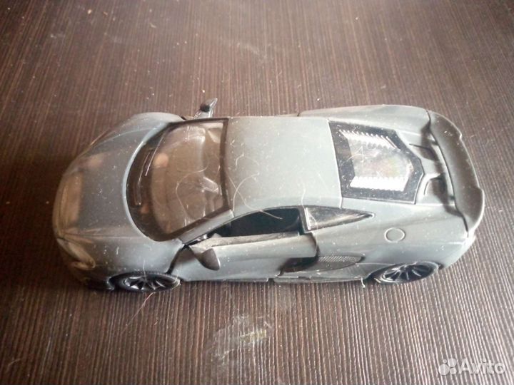 Две машинки модели McLaren