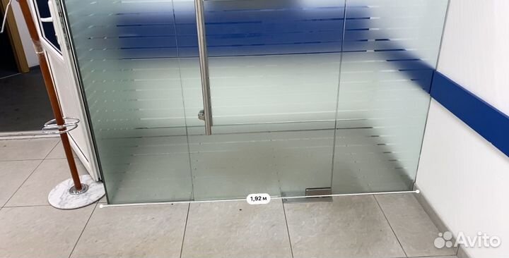 Стеклянная перегородка и дверь
