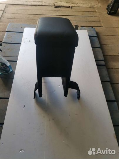 Подлокотник в авто