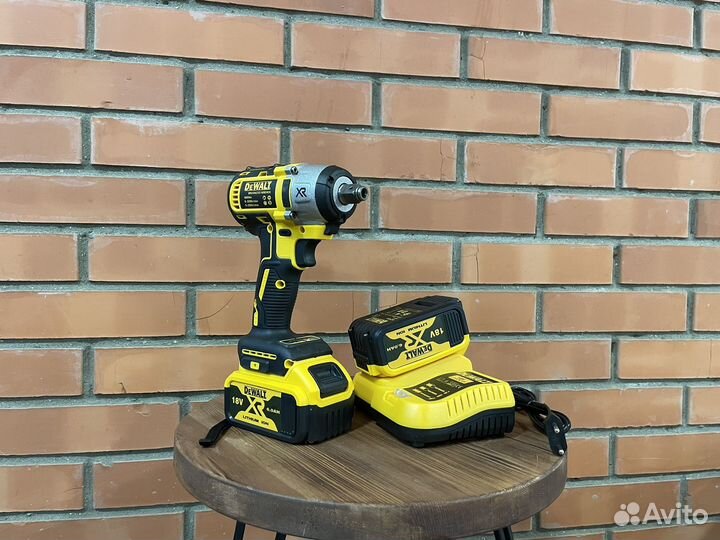 Гайковерт аккумуляторный dewalt