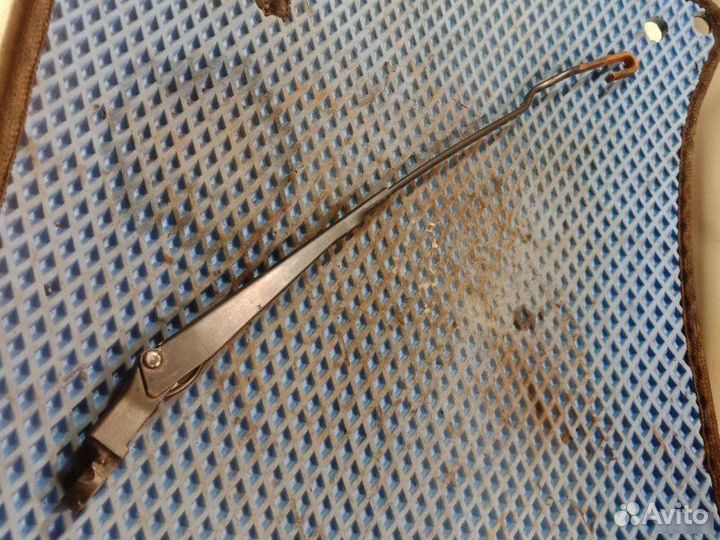 Поводок стеклоочистителя правый Volkswagen Passat