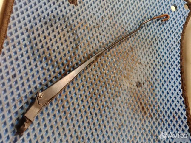 Поводок стеклоочистителя правый Volkswagen Passat