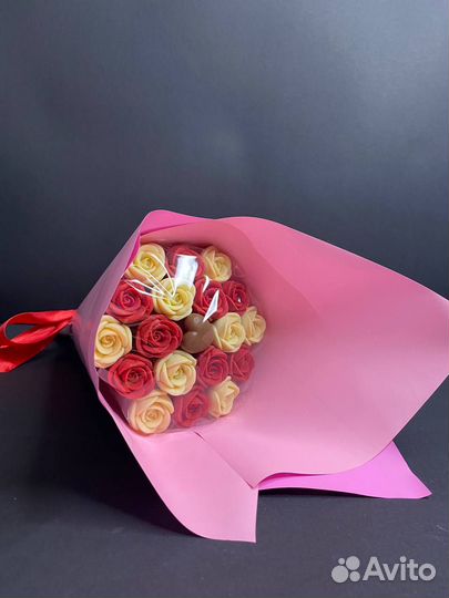 18 Роз из Белого и 1 Сердце из Молочного Шоколада