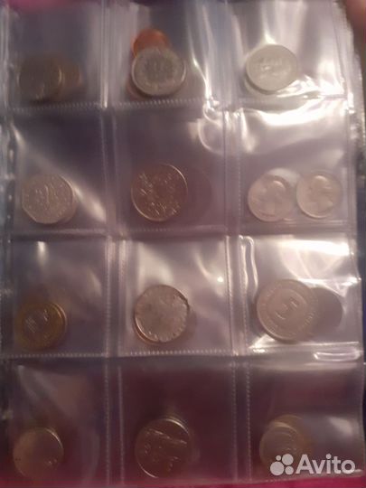 Коллекционный альбом с монетами