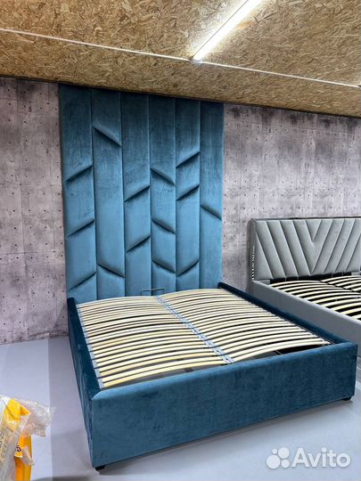 Кровать с изголовьем до потолка