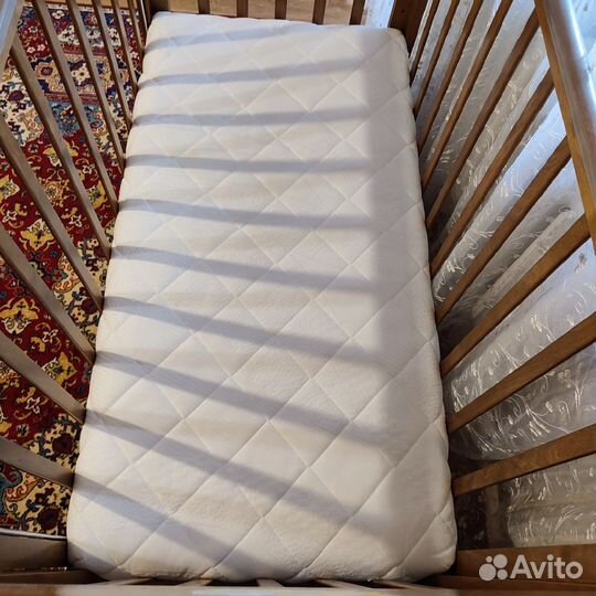 Детская кроватка с маятником и ящиком