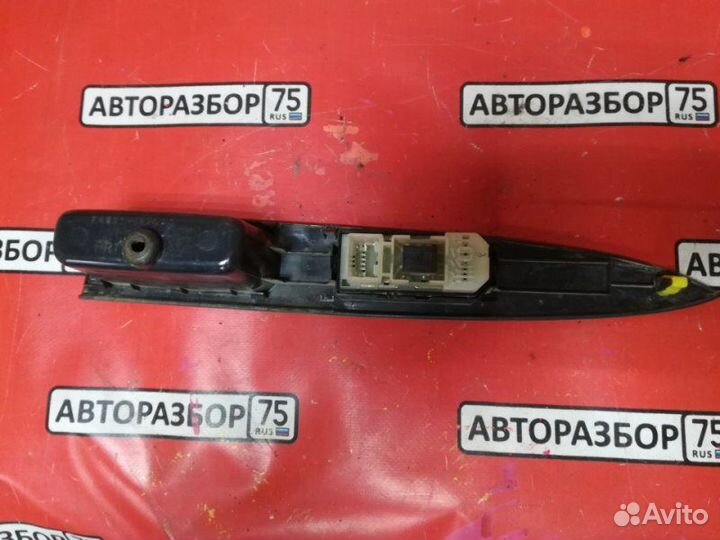 Кнопка стеклоподъемника задняя правая Toyota Ist