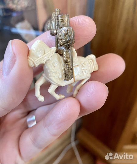 Рыцарь на коне фигурка kinder