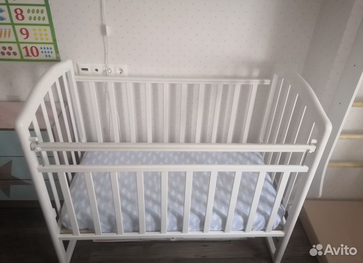 Детская кроватка (с матрасом)