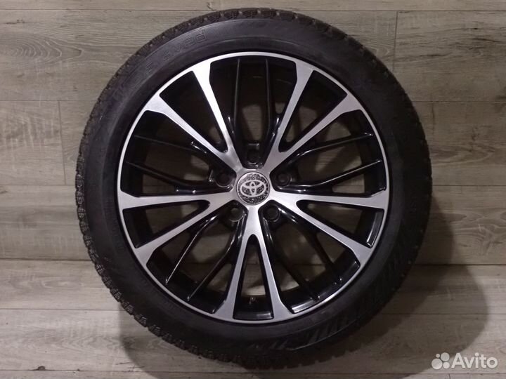 Комплект колес R18 на Toyota Camry