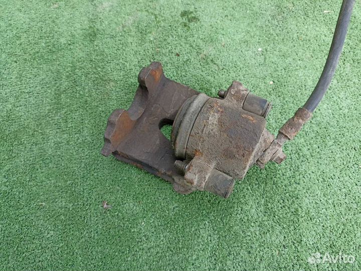 Тормозной суппорт передний левый Volkswagen Jetta