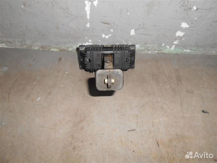 Ограничитель двери от Toyota Avensis II 2003-2008