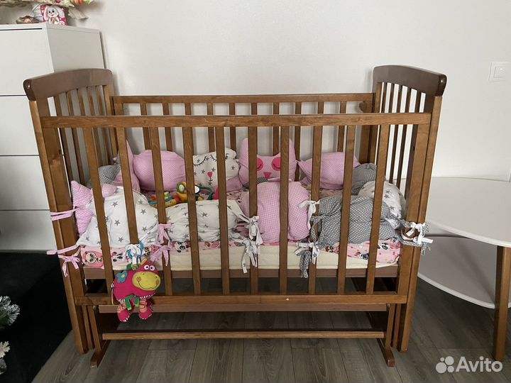 Детская кроватка с маятником