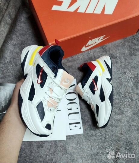 Кроссовки женские