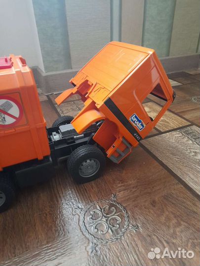 Мусоровоз bruder