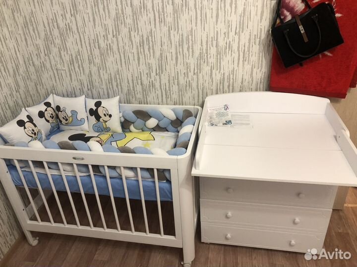 Детская кроватка и комод