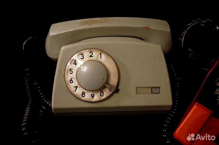 Старенькие стационарные телефоны