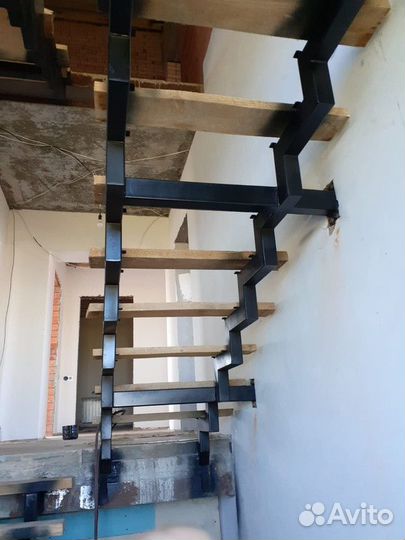 Лестница деревянная (облицовка) металлическая из с
