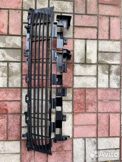 Продам решетку В передний бампер на рено логан 2