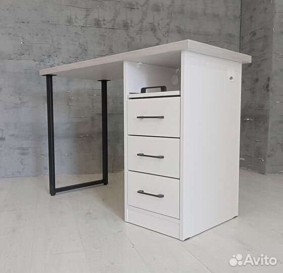 Маникюрный стол лофт