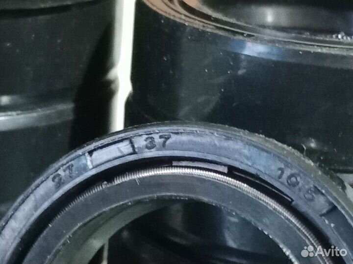 Сальники 27х37х10.5