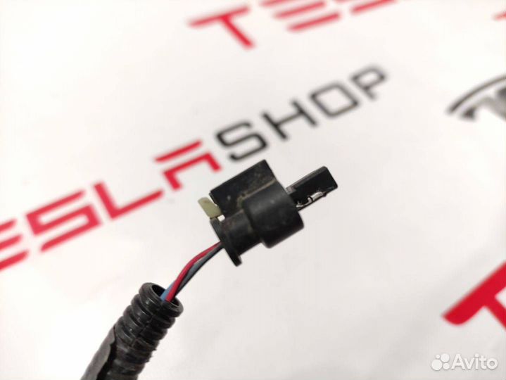 Фишка (разъем) электропроводка подкапотная Tesla