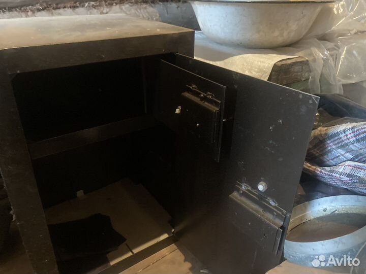 Сейф металлический