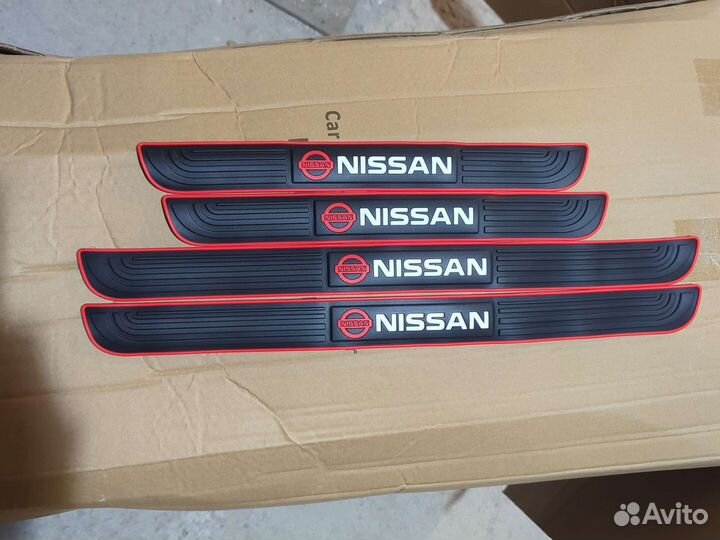 Накладки на пороги с логотипом Ниссан